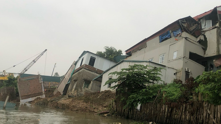 Vụ sạt lở nằm trong khu vực đã được cảnh báo nguy hiểm nên không gây thiệt hại về người.