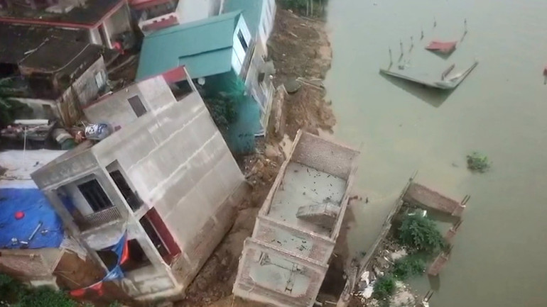 Sự cố sạt lở đê rạng sáng 7/4 khiến sáu ngôi nhà bị trôi xuống sông.