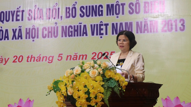 Đồng chí Nguyễn Hương Giang, Phó Bí thư Thường trực Tỉnh ủy, Chủ tịch Hội đồng nhân dân tỉnh Bắc Ninh phát biểu.