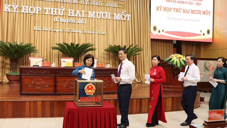 Các đại biểu bỏ phiếu thực hiện công tác cán bộ theo luật định.