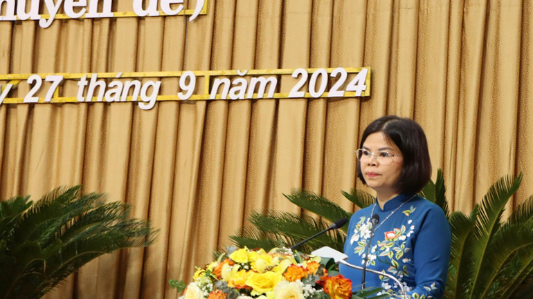 Chủ tịch Hội đồng nhân dân tỉnh Bắc Ninh Nguyễn Hương Giang phát biểu tại kỳ họp.