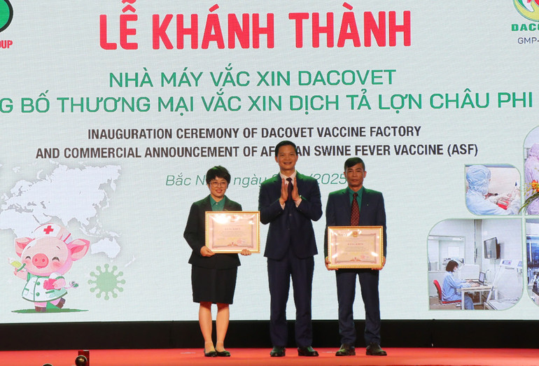 Chủ tịch Ủy ban nhân dân tỉnh Bắc Ninh trao bằng khen tặng các tập thể xuất sắc.