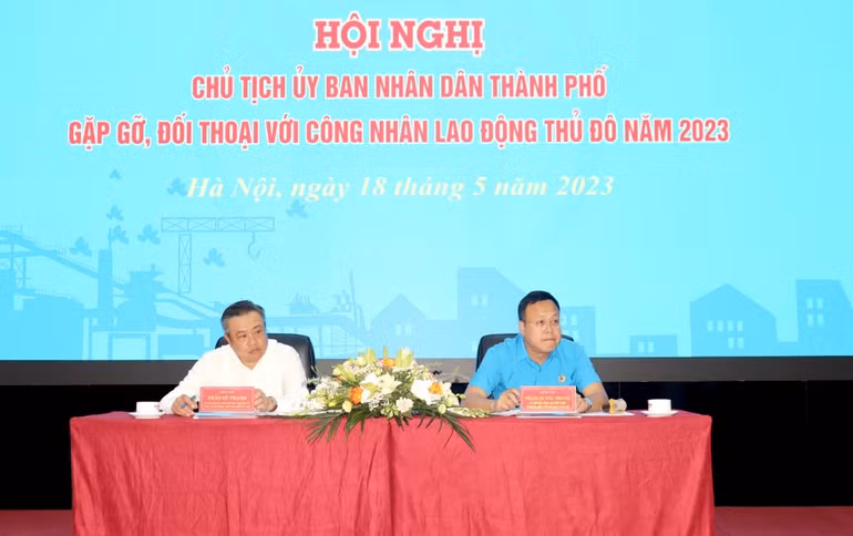 Chủ tịch Ủy ban nhân dân thành phố và lãnh đạo Liên đoàn lao động thành phố chủ trì buổi đối thoại.