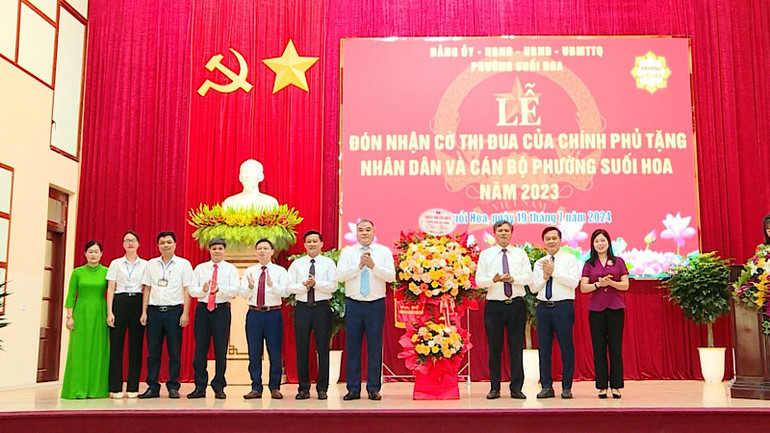 Lãnh đạo Thành ủy, thành phố Bắc Ninh tặng hoa chúc mừng thành tích của phường Suối Hoa. Lãnh đạo Thành ủy, thành phố Bắc Ninh tặng hoa chúc mừng thành tích của phường Suối Hoa.