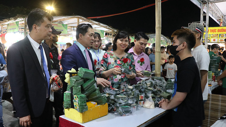 Các gian hàng tại Liên hoan thu hút nhiều sự quan tâm của khách tham quan.