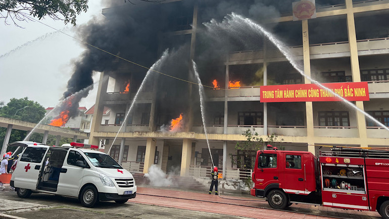 Triển khai lực lượng chữa cháy xử trí tình huống A2.