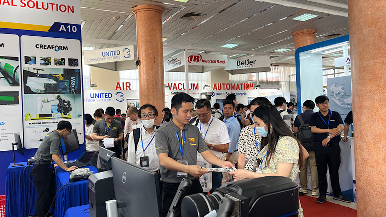 Triển lãm thu hút đông đảo người dân, doanh nghiệp, các nhà đầu tư đến tham dự. Triển lãm thu hút đông đảo người dân, doanh nghiệp, các nhà đầu tư đến tham dự.