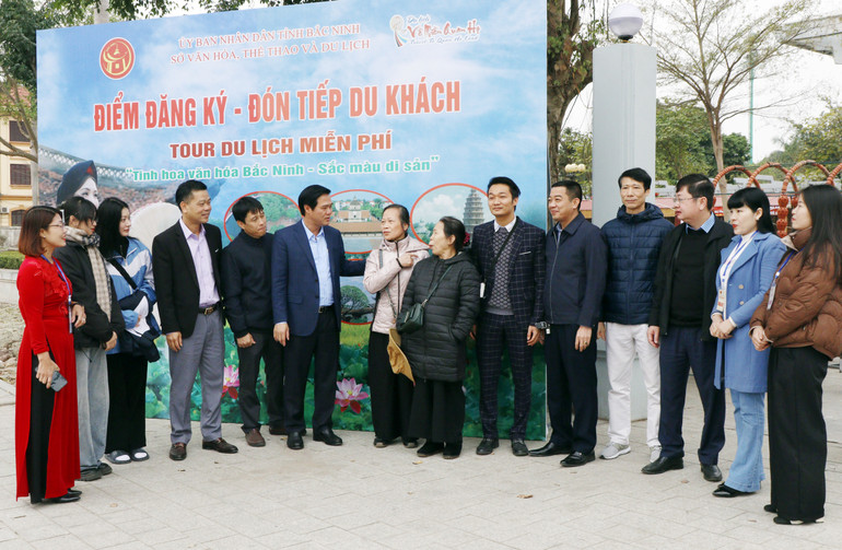 Phó Chủ tịch Ủy ban nhân dân tỉnh Bắc Ninh Lê Xuân Lợi (đứng thứ 6 từ trái sang) thăm hỏi du khách trong ngày khai trương tour du lịch miễn phí. Phó Chủ tịch Ủy ban nhân dân tỉnh Bắc Ninh Lê Xuân Lợi (đứng thứ 6 từ trái sang) thăm hỏi du khách trong ngày khai trương tour du lịch miễn phí.