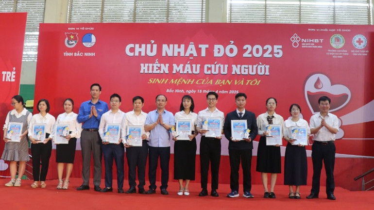 Ban Tổ chức tuyên dương các thầy thuốc trẻ tiêu biểu.