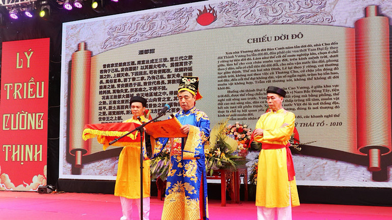 Nghi thức tuyên Chiếu dời đô được cử hành trang trọng.