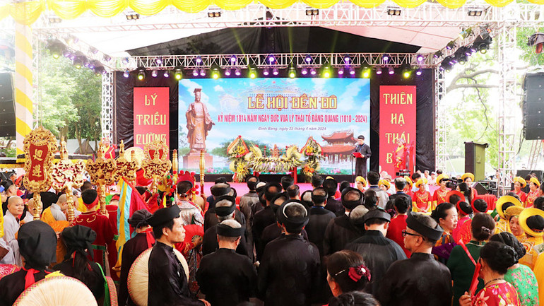 Lễ hội Đền Đô thu hút đông đảo người dân và du khách thập phương tham dự.