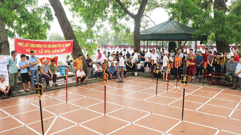 Thi đấu cờ tại lễ hội.