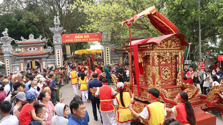 Lễ rước tại hội Đền Đô.