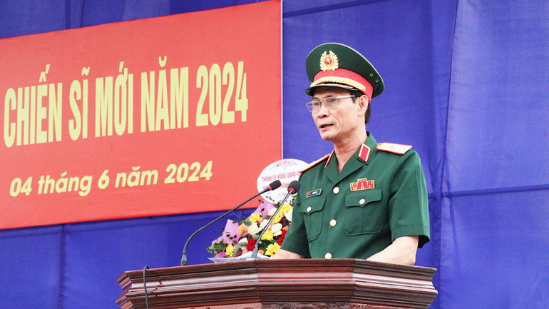 Thiếu tướng Lê Văn Thơ, Chủ nhiệm Chính trị Quân khu I giao nhiệm vụ cho cán bộ, chiến sĩ Trung đoàn 833.