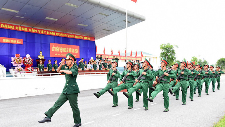 Các chiến sĩ mới tham gia diễu hành trong Lễ tuyên thệ.