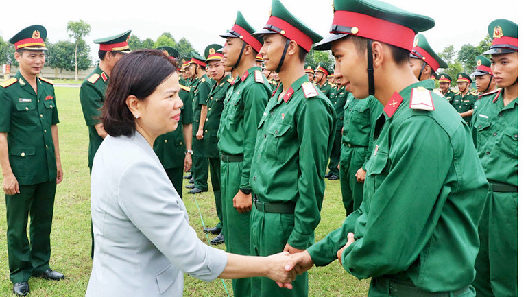 Chủ tịch Ủy ban nhân dân tỉnh Nguyễn Hương Giang xuống hàng quân, động viên, chúc mừng các chiến sĩ mới đã hoàn thành 3 tháng huấn luyện.