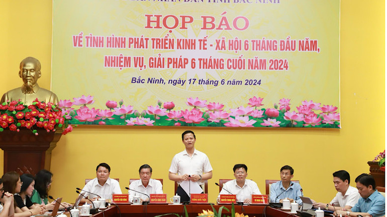 Đồng chí Vương Quốc Tuấn, Phó Chủ tịch Thường trực UBND tỉnh Bắc Ninh phát biểu tại hội nghị.