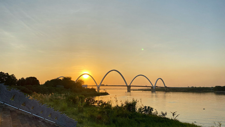 Ngắm hoàng hôn từ Lăng Kinh Dương Vương.