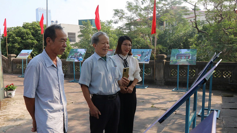 Ngay trong ngày đầu khai mạc, triển lãm đã thu hút đông đảo du khách tới tham quan.