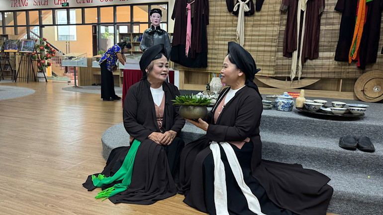 Các nghệ nhân trình diễn dân ca quan họ trong không gian trưng bày.