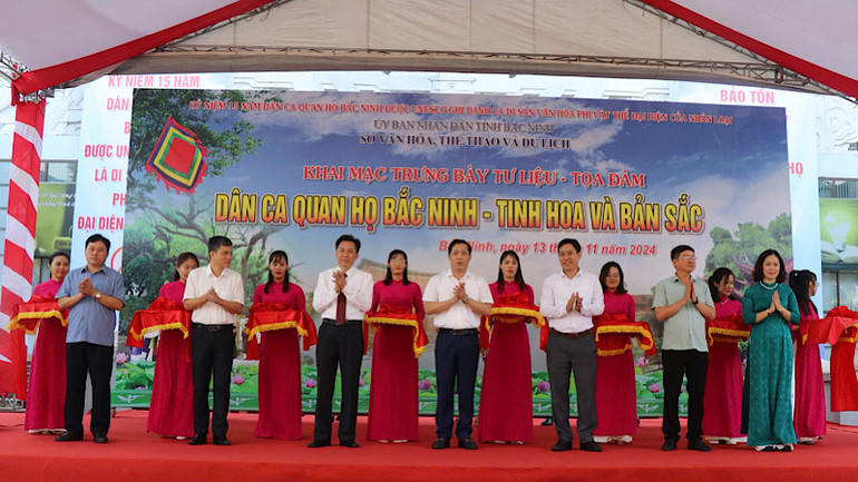 Cắt băng khai mạc không gian trưng bày.