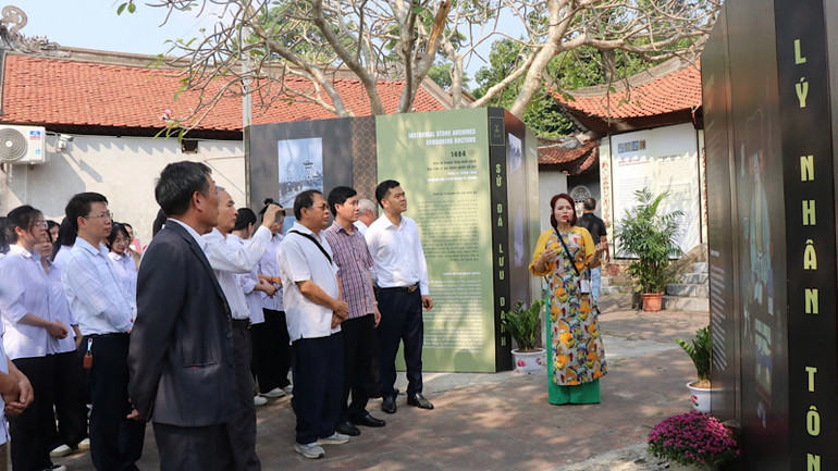 Các đại biểu tham quan không gian triển lãm ngoài trời.