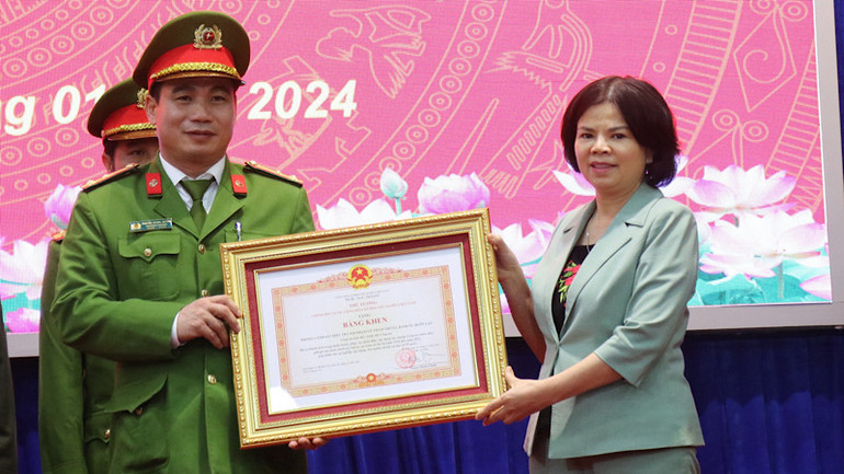 Chủ tịch Ủy ban nhân dân tỉnh trao Bằng khen của Thủ tướng Chính phủ tặng đơn vị có thành tích xuất sắc giai đoạn 2018-2022.