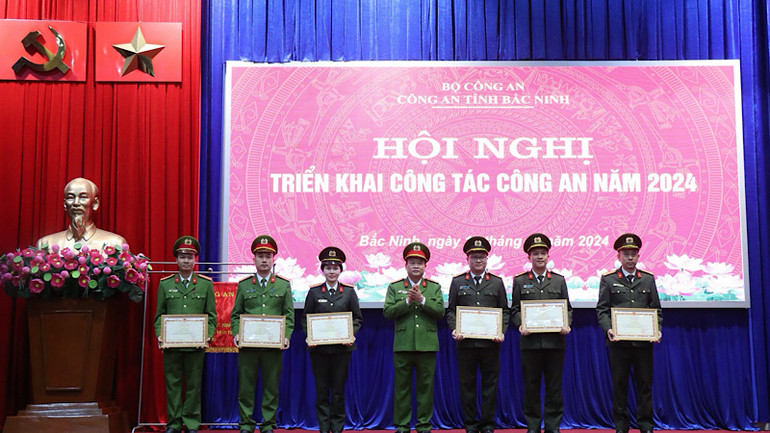 Nhiều tập thể, cá nhân được tặng thưởng.