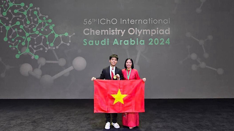 Tiến Hưng và cô Vũ Thị Len, giáo viên chủ nhiệm tại kỳ thi.