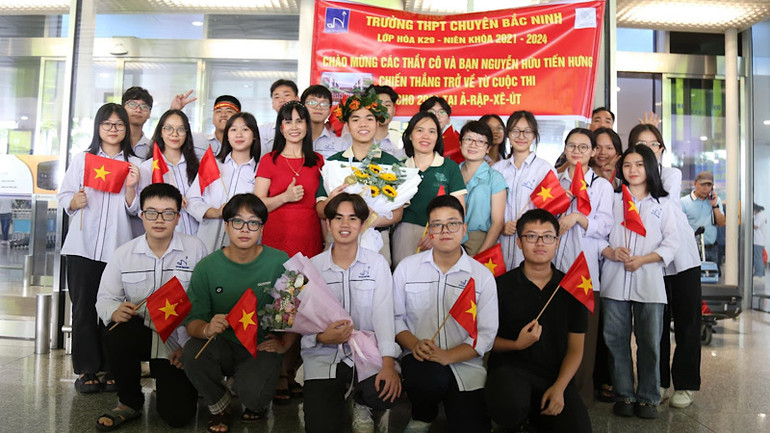Thầy và trò trường Chuyên Bắc Ninh đón học sinh đạt Huy chương Vàng cuộc thi Olympic Hóa học Quốc tế. Thầy và trò trường Chuyên Bắc Ninh đón học sinh đạt Huy chương Vàng cuộc thi Olympic Hóa học Quốc tế.