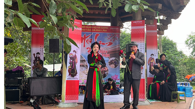 Du khách tới hội hát giao lưu cùng các liền anh, liền chị quan họ.