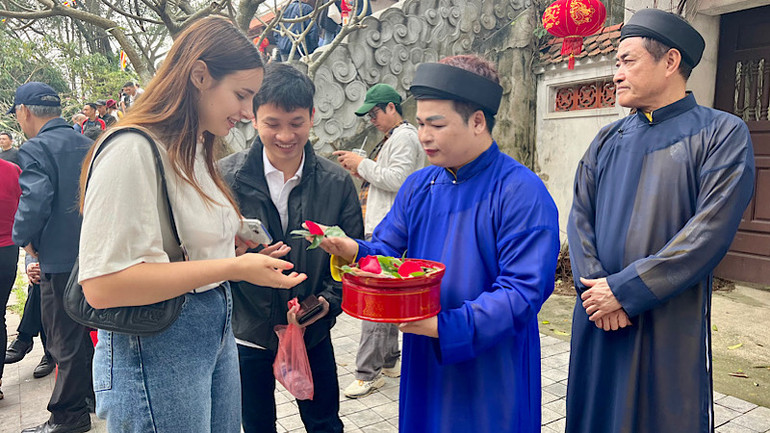 Đông đảo du khách tới tham dự lễ hội.