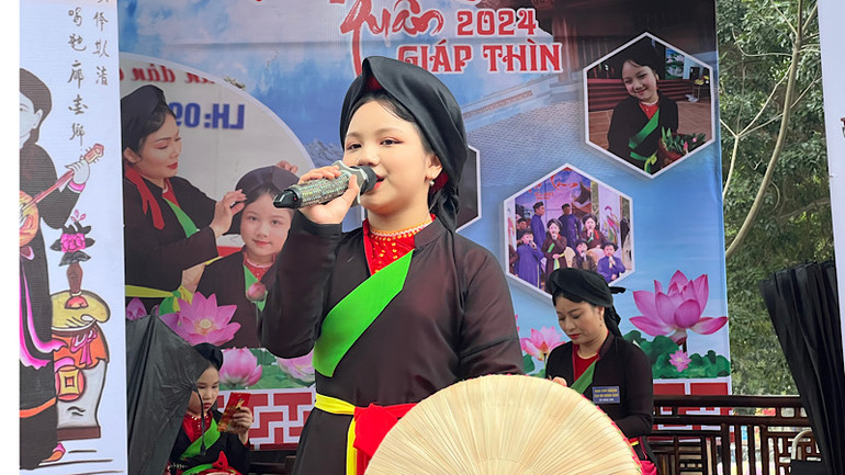 Thành viên Câu lạc bộ quan họ Măng non Hoàng Sơn biểu diễn tại hội Lim.