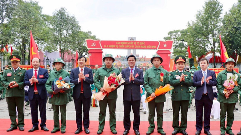 Các tân binh thành phố Từ Sơn sẵn sàng lên đường nhập ngũ.