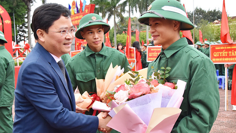 Bí thư Tỉnh ủy Bắc Ninh tặng hoa, động viên các tân binh trước giờ lên đường về đơn vị.