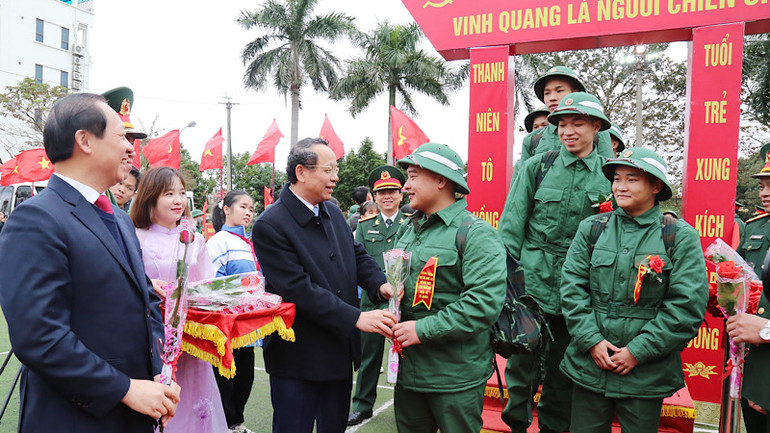 Phó Bí thư Thường trực Tỉnh ủy Bắc Ninh tặng hoa các tân binh tại thị xã Quế Võ.