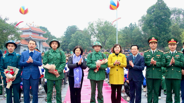 Chủ tịch Ủy ban nhân dân tỉnh dự lễ giao, nhận quân tại huyện Tiên Du.