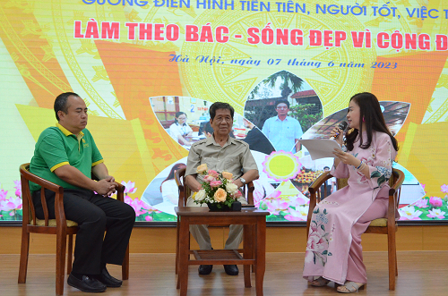 Các đại biểu giao lưu tại Chương trình.