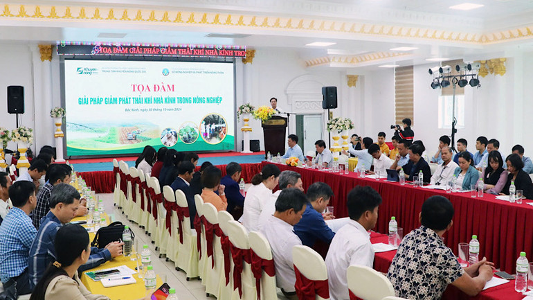 Buổi tọa đàm thu hút hơn 100 đại biểu tham dự.