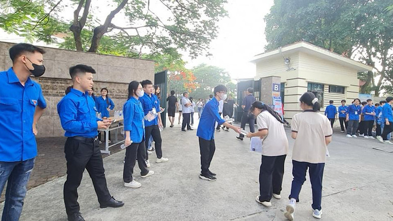 Lực lượng sinh viên, thanh niên tình nguyện sẵn sàng ứng trực tại các điểm thi.