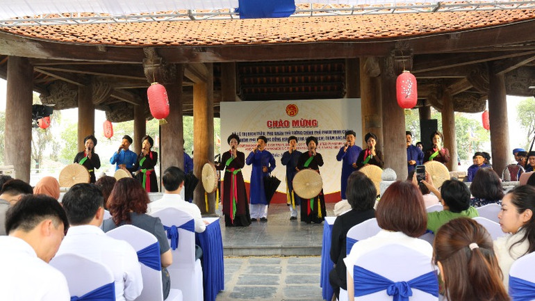 Các đại biểu thưởng thức các làn điệu dân ca quan họ mượt mà, sâu lắng.