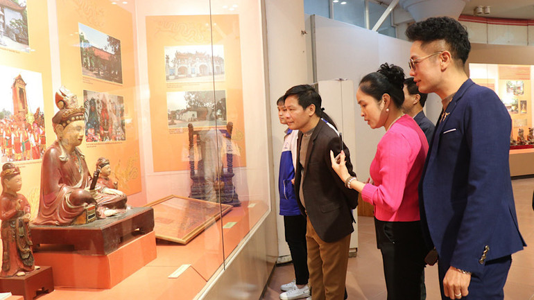 Du khách tham quan phòng trưng bày.