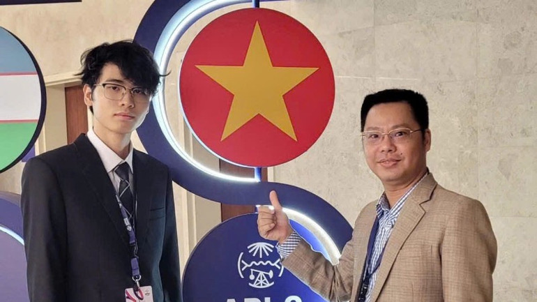 Em Nguyễn Công Vinh cùng thầy giáo tại kỳ thi Olympic Vật lý châu Á lần thứ 25.