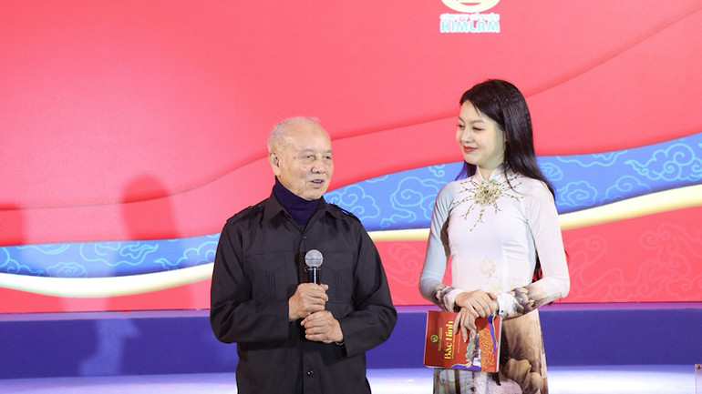 Đại tướng Phạm Văn Trà mong muốn những người con Kinh Bắc luôn phấn đấu học tập, công tác, góp phần xây dựng quê hương. Đại tướng Phạm Văn Trà mong muốn những người con Kinh Bắc luôn phấn đấu học tập, công tác, góp phần xây dựng quê hương.