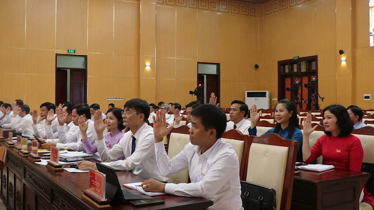 Các đại biểu tiến hành biểu quyết tại kỳ họp Hội đồng nhân dân tỉnh.