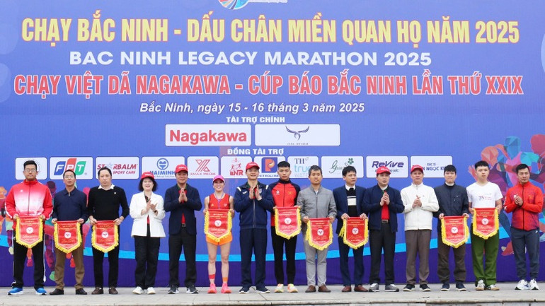 Các đồng chí lãnh đạo tỉnh Bắc Ninh trao cờ lưu niệm tặng các đơn vị tham gia giải chạy Việt dã.