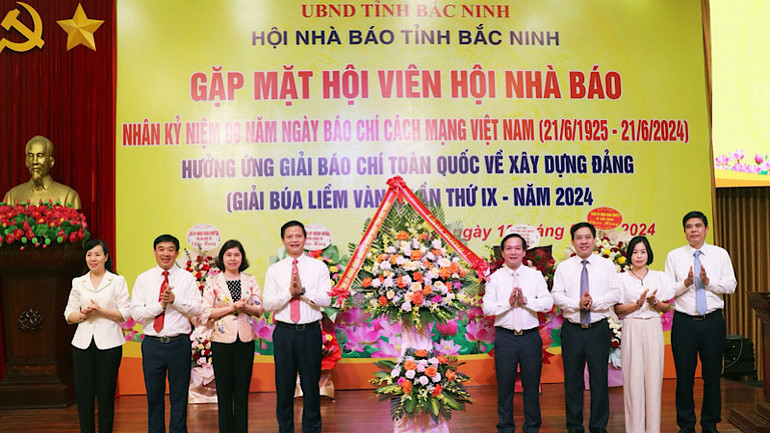 Các đồng chí lãnh đạo tỉnh tặng hoa chúc mừng Hội Nhà báo tỉnh nhân kỷ niệm Ngày Báo chí cách mạng Việt Nam.