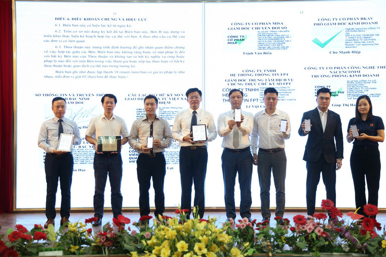 Nghi thức ký kết hợp tác giữa Sở Thông tin truyền thông tỉnh Bắc Ninh và Câu lạc bộ Chữ ký số và giao dịch điện tử Việt Nam, các tổ chức cung cấp dịch vụ chứng thực chữ ký số công cộng. Nghi thức ký kết hợp tác giữa Sở Thông tin truyền thông tỉnh Bắc Ninh và Câu lạc bộ Chữ ký số và giao dịch điện tử Việt Nam, các tổ chức cung cấp dịch vụ chứng thực chữ ký số công cộng.