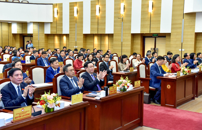 Chủ tịch Quốc hội Vương Đình Huệ cùng các đại biểu dự phiên khai mạc kỳ họp. (Ảnh: Duy Linh)