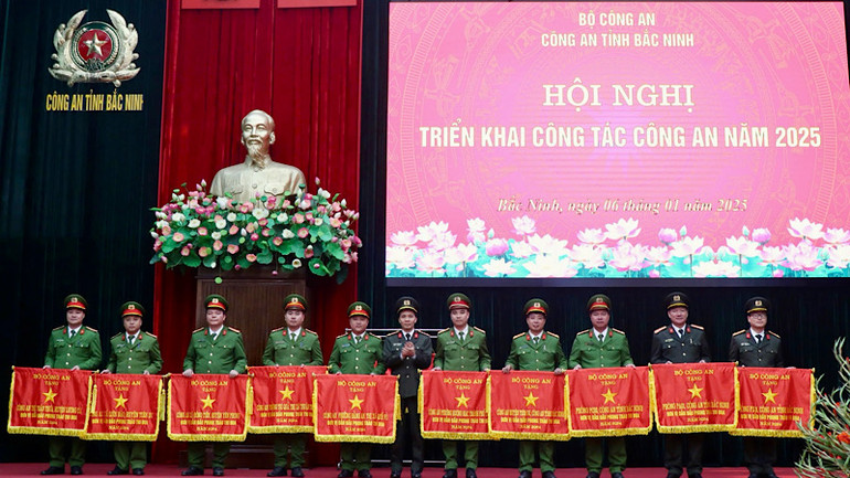 Giám đốc Công an tỉnh Bùi Duy Hưng trao Cờ thi đua của Bộ Công an tặng các tập thể.